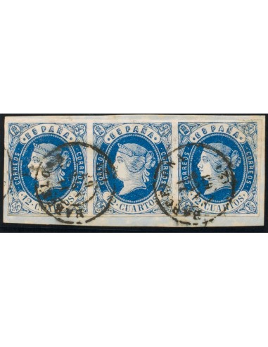 Cataluña. Filatelia. Fragmento 59(3). 1862. 12 cuartos azul, tira de tres, sobre fragmento. Matasello BARCELONA / (2). MAGNIFI