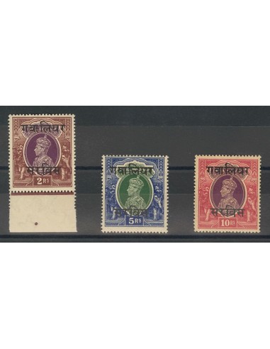 Gwalior. **Yv 48/50. 1938. 2 r castaño y violeta, 5 r azul violeta y verde y 10 r rojo y violeta (valores clave). MAGNIFICA. (